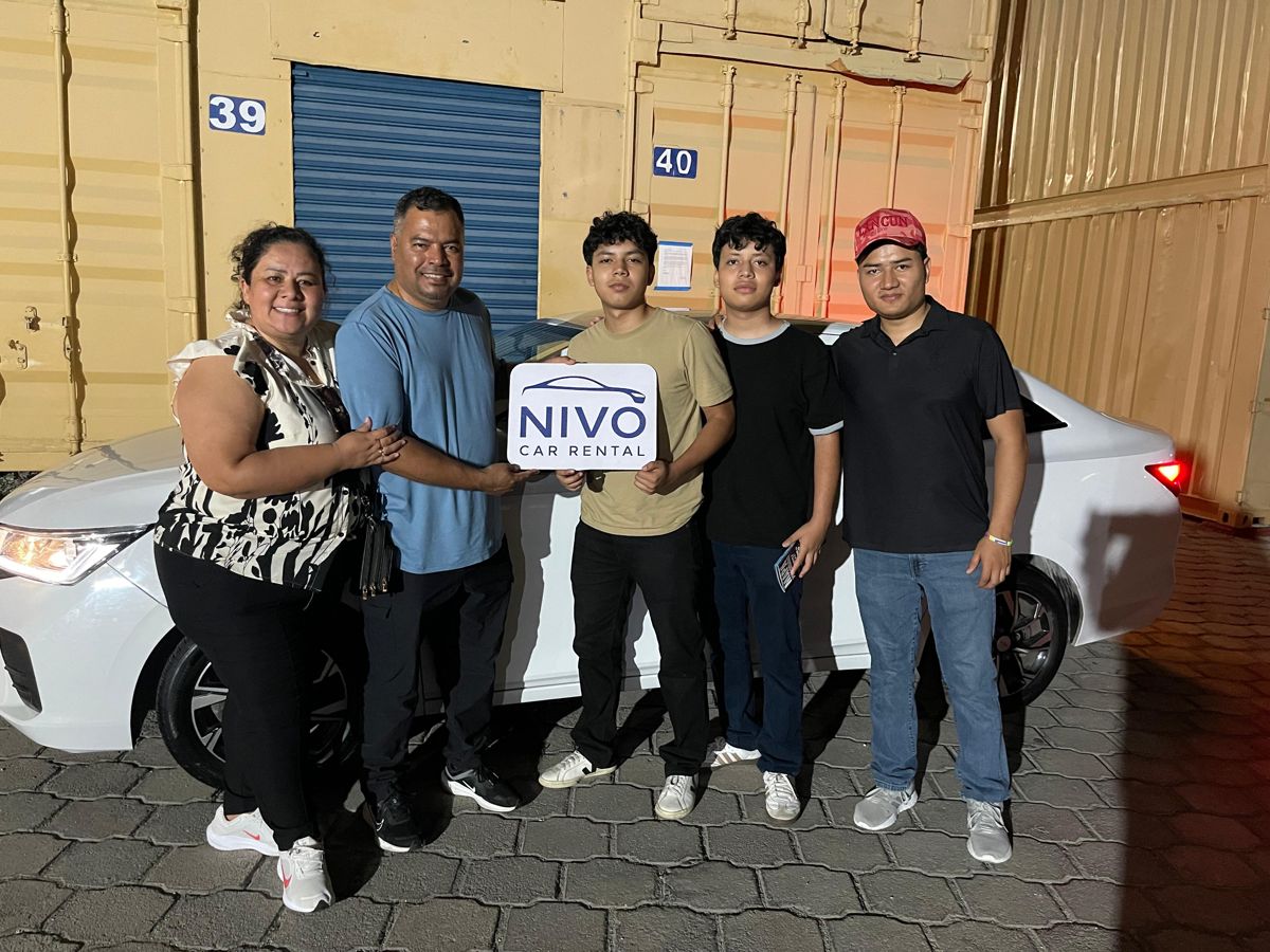Cliente feliz de Nivo Car Rental en Cancún — entrega Julio 8