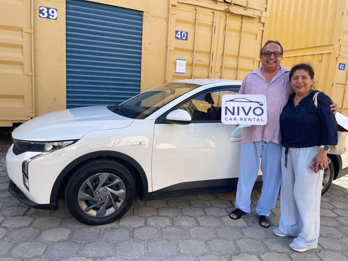 Cliente feliz de Nivo Car Rental en Cancún — entrega Julio 4