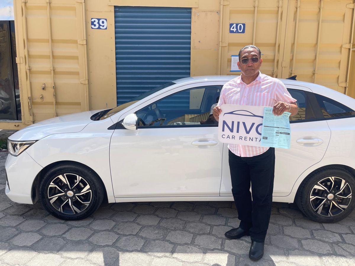 Cliente feliz de Nivo Car Rental en Cancún — entrega Julio 5